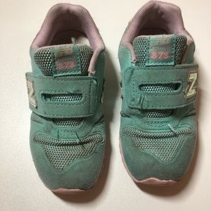 Girls New BalanceVelcro close